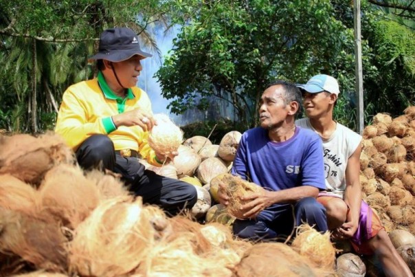 Bupati Inhil HM Wardan berbincang-bincang dengan petani kelapa di Inhil/ADV