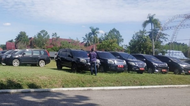 Mobil dinas OPD yang masih terparkir di rumah dinas Gubernur Riau