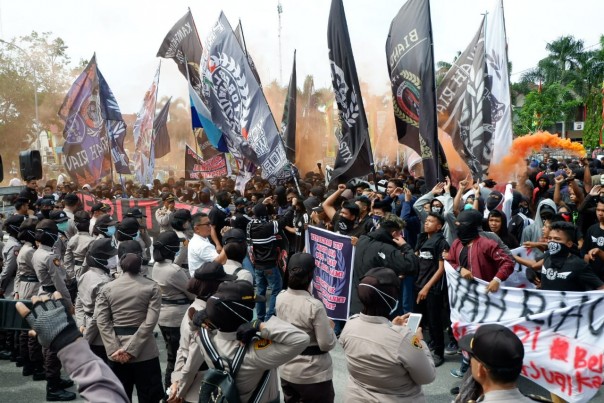 Aksi demo suporter PSPS Riau di kantor gubernur Senin kemarin