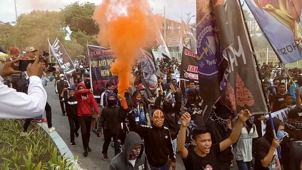 Aksi demo suporter PSPS Riau di kantor gubernur Senin kemarin