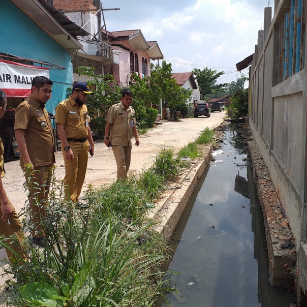 PUPR bersama camat dan lurah meninjau langsung kondisi drainase yang berada di BTN Lama Pangkalan Kerinci Kota/ardi