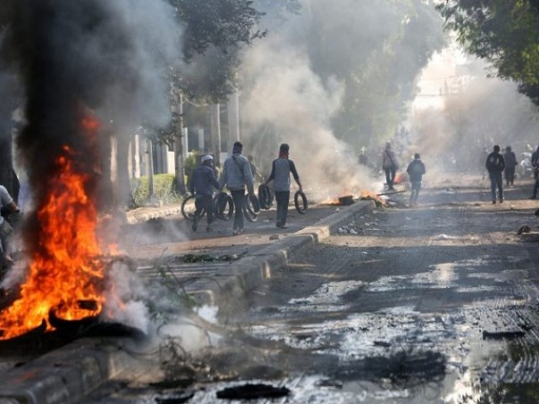 Asap hitam mengepul dari ban bekas yang dibakar, saat rusuh Mei lalu di Jakarta. Foto: int 
