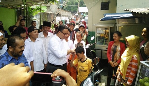 Anies Baswedan kerap disambut hangat warga Jakarta, saat melakukan kunjungan kerja. Foto: int 