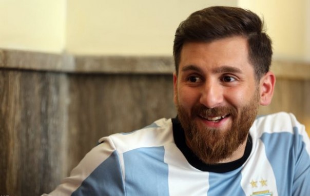 Reza Parastesh, warga Iran yang memiliki banyak kesamaan fisik dengan bintang Barcelona, Lionel Messi. Foto: int 
