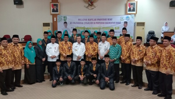 Gubernur Riau, Syamsuar saat berfoto bersama dengan 20 kafilah yang akan ikuti seleksi STQ di Kalimantan Barat