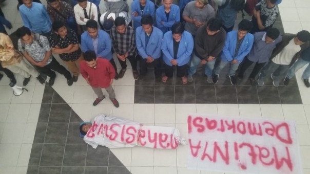 Mahasiswa teatrikal shalat jenazah sebagai bentuk protes kebijakan Rektor UIN Suska Riau Akhmad Mujahidin yang dinilai tidak demokrasi (foto/istimewa) 