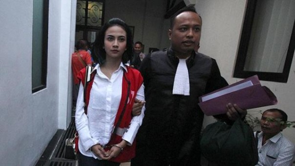 Vanessa Angel usai menjalani sidang vonis di Pengadilan Negeri Surabaya. Foto: int 