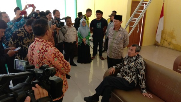 Gubernur Riau, Syamsuar saat melalukan tinjauan ke Embarkasi Haji Antara Riau