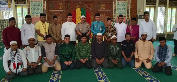 Ketua PWI Riau H Zulmansyah Sekedang berfoto bersama usai pembukaan MTQ/IST