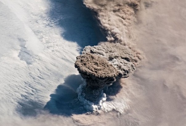 Gunung Raikoke yang meletus, terpantau melalui satelit. Foto: int 