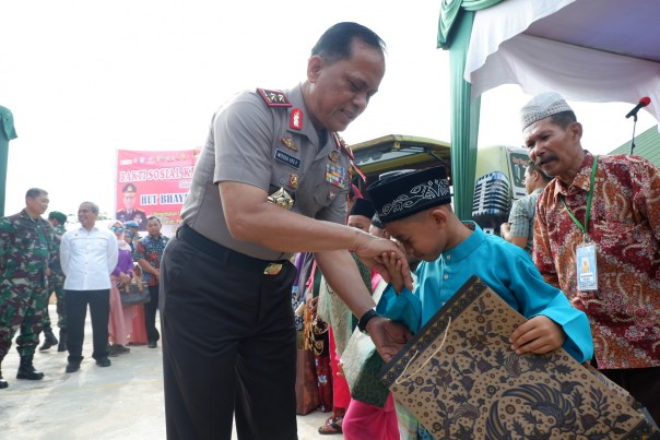 Kapolda Riau Irjen Pol Widodo Eko Prihastopo memberikan bantuan kepada masyarakat Rumbai Pesisir, Jumat, 28 Juni 2019 pagi.