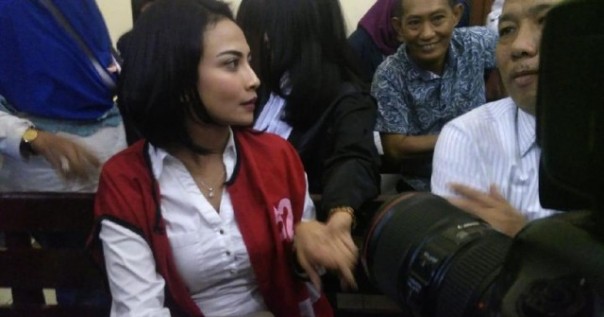 Vanessa Angel usai menjalani sidang di PN Surabaya, baru-baru ini. Foto: int 