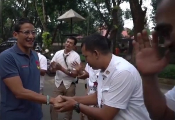 Anggota polisi bawakan kue ulang tahun untuk Sandiaga Uno (foto/int)