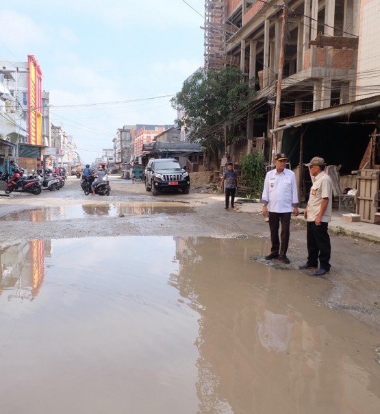 H Syamsuddin Uti melakukan peninjauan proses perbaikan sejumlah ruas jalan rusak di dalam kota Tembilahan/ADV