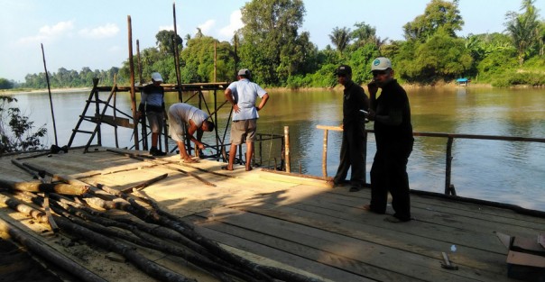 Camat Gunung Toar, Deflides Gusni, SP, M.Si menghadiri gotong royong di Arena Tepian Pacu Jalur Pasar Gunung/zar