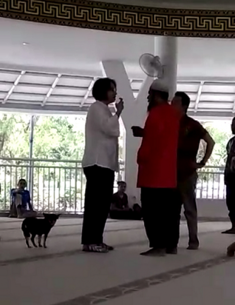 Aksi nekat SM membawa anjing ke masjid sempat terekam kamera dan viral di media sosial. Foto: int 