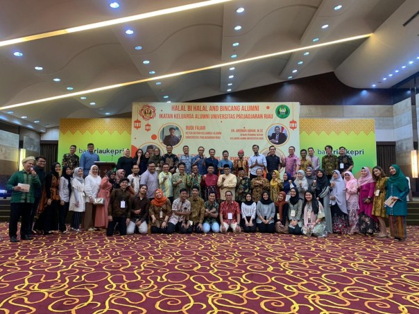 Foto bersama IKA UNPAD Riau seusai Halal bihalal dan Bincang Alumni bertempat di Menara Dang Merdu Bank Riau Kepri, Pekanbaru (29/6)./IST