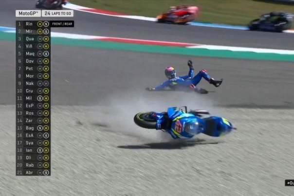 Rossi terjatuh dari sepeda motornya