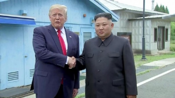 Presiden AS Donal Trump bersalaman dengan penguasa Korea Utara Kim Jon Un di kawasan Zona Demiliterisasi antara Korut dan Korsel. Foto: int 