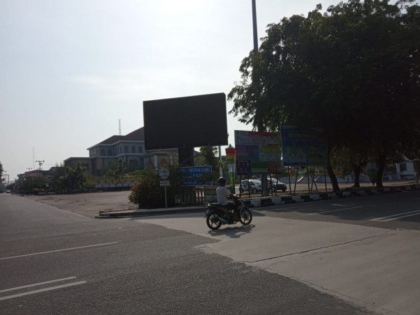 Monitor layar raksasa yang terpasang megah di lapangan tugu Jalan Sudirman di pusat Kota Bengkalis tidak berfungsi lagi/hari