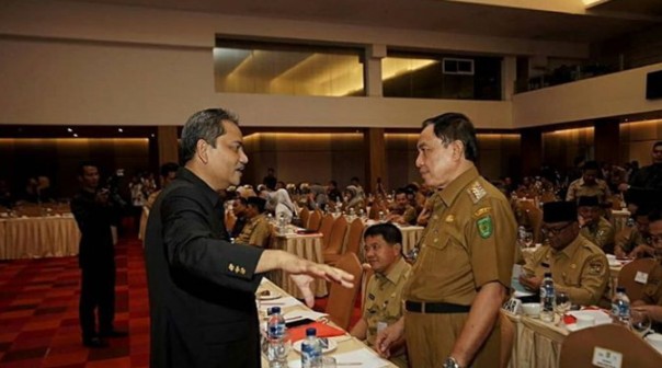 Bupati Inhil HM Wardan berbincang-bincang dengan Sekdaprov Riau, H AhmadHijazi/rgo