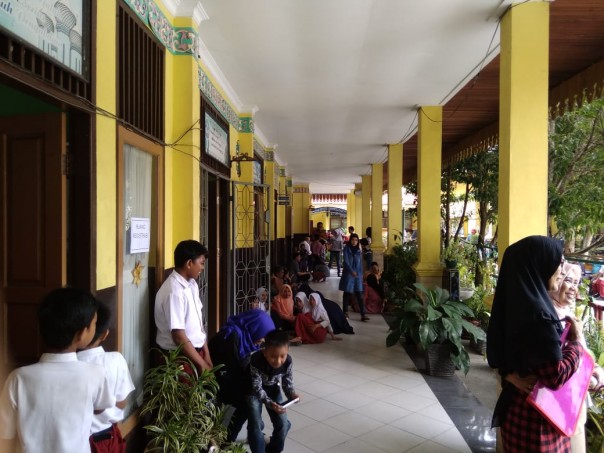 Suasana penerimaan siswa baru pakai sistem zonasi di SMPN 5 Pekanbaru (foto/surya)