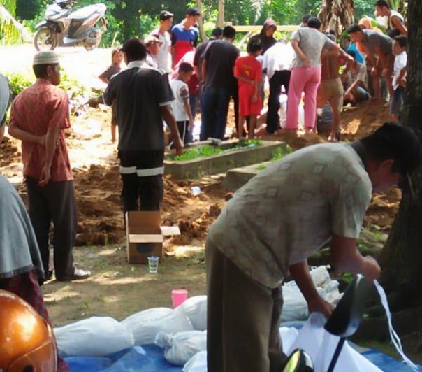 Pemerintah Desa Alang Kepayang Kecamatan Rengat Barat Kabupaten Indragiri Hulu bersama masyarakat memindahkan 33 makam/azi