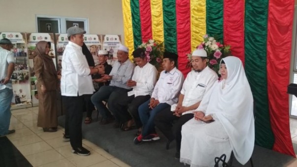 Ketua PWI Riau H Zulmansyah Sekedang memberikan tepuk tepung tawar kepada enam wartawan yang akan berangkat haji/IST