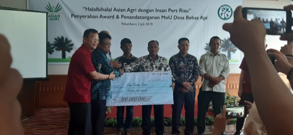 Asian Agri menyerahkan penghargaan kepada dua desa bebas api