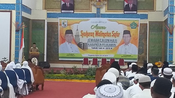 Bupati Harris, melepas Jamaah Calon Haji asal Kabupaten Pelalawan di Gedung Daerah Datuk Laksmana Mangkudiraja/rdi
