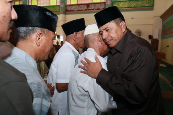  H. Alfedri melepas 276 Jamaah Calon Haji asal Kabupaten Siak. /lin