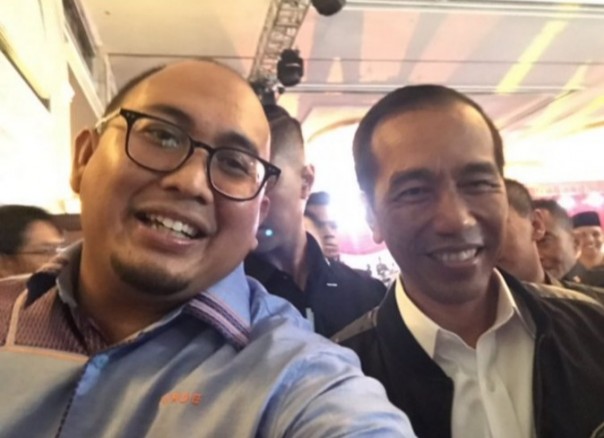 Foto lama politisi Gerindra Andre Rosiade saat melakukan selfie dengan Jokowi