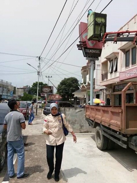 Tim Penegakan Perda Bapenda melakukan penertiban reklame/zar