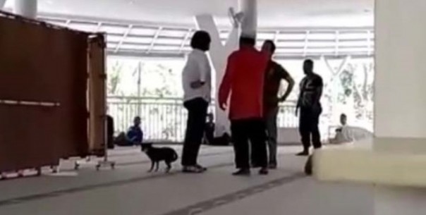 SM bersama anjingnya, terekam kamera saat mengamuk di Masjid Al Munawwarah, Bogor. Saat ini, hewan tersebut telah mati diduga akibat tertabrak kendaraan. Foto: int 