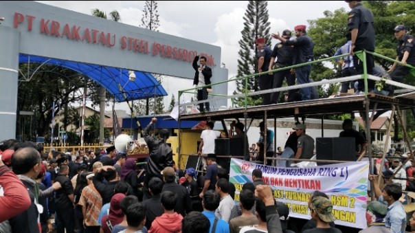 Ribuan karyawan PT Krakatau Steel menggelar demo menolak di-PHK. Foto: int 