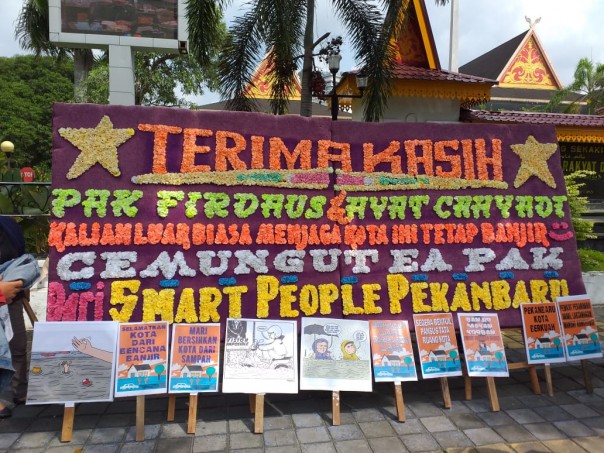 Massa menyuarakan aspirasi di Gedung DPRD Pekanbaru mengeluhkan kinerja Walikota Pekanbaru Firdaus MT menuntaskan persoalan banjir (foto/istimewa)