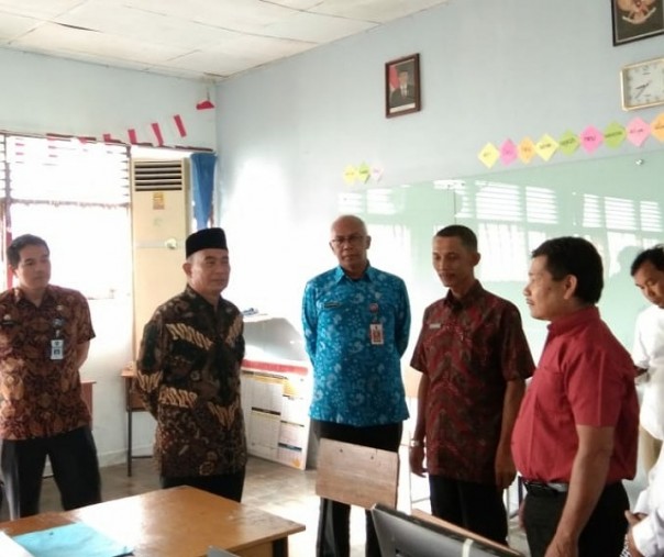 Menteri Pendidikan dan Kebudayaan (Mendikbud) RI, Muhadjir Effendy saat mengunjungi SMA 8 Pekanbaru