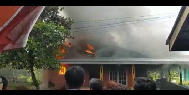 Sebuah rumah di Kampung Dalam Siak terbakar, diduga akibat adanya arus pendek listrik.