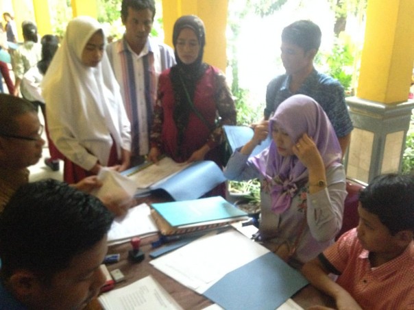 Poses penerimaan siswa baru di salah satu sekolah di Pekanbaru