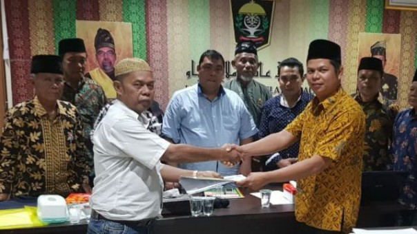 Sekretaris Umum LAMR Nasir Panyalai  menyerahkan hasi; pleno kepada Ketua MKA Terpilih Pebri Mahmud Dt. Malakewi./IST