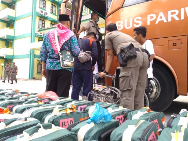 Para jemaah calon haji saat tiba di Embarkasi Haji Antara Riau