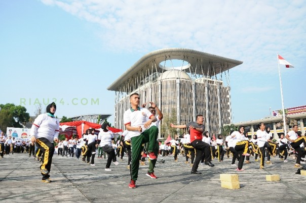 Sejumlah personil TNI-Polri antusias ikuti olahraga bersama di halaman Kantor Gubernur Riau, Jumat Pagi. (Foto.Amri)