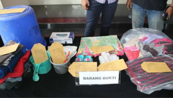 Beberapa barang bukti yang diamankan petugas Kepolisian dari Yanto, tukang bubur tersangka pembunuh bocah. Foto: int 