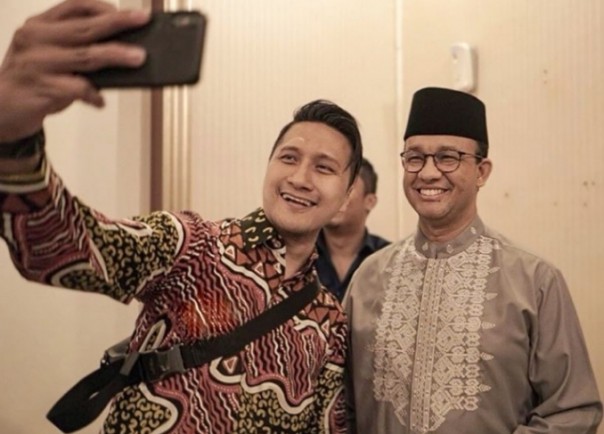 Arie Untung foto selfie bareng Gubernur Jakarta Anies Baswedan (foto/int)