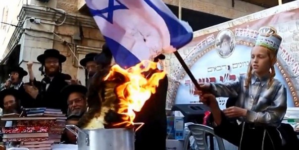 Umat Yahudi anti ziones, membakar bendera Israel. Foto: int 