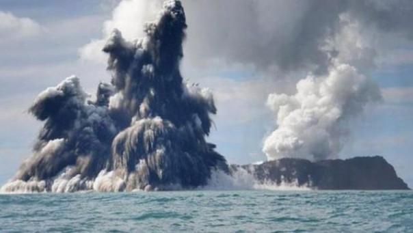 Kondisi letusan gunung api bawah laut yang berada di kawasan lepas pantai Tonga, yang berada di kawasan Pasifik Selatan. Foto; int 