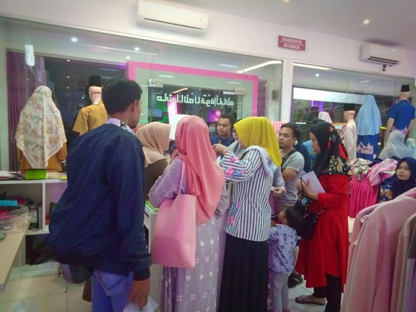 Suasana konsumen saat berbelanja di Rabbani Pekanbaru