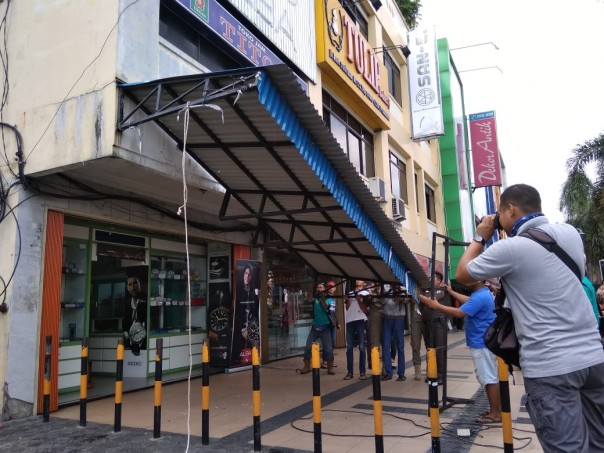 Pemko Pekanbaru potong kanopi ruko-ruko yang langgar aturan (foto/surya) 
