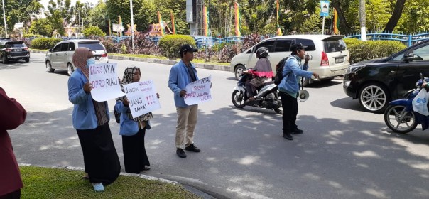 Belasan mahasiswa UR demo di DPRD Riau