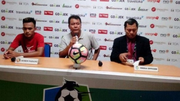 Syafrianto Rusli (tengah) memberi keterangan terkait keputusannya mundur dari pelatih Semen Padang FC. Foto: int 
